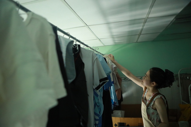 Đủ kiểu chống n&oacute;ng "vượt kh&oacute;" của người d&acirc;n ở c&aacute;c khu nh&agrave; trọ - Ảnh 4.