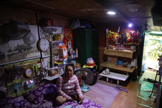 Đủ kiểu chống n&oacute;ng "vượt kh&oacute;" của người d&acirc;n ở c&aacute;c khu nh&agrave; trọ - Ảnh 8.