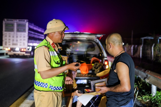 Mối nguy dừng xe trên cao tốc: Tai nạn không đến từ một phía- Ảnh 2. Mối nguy dừng xe trên cao tốc: Tai nạn không đến từ một phía- Ảnh 2.