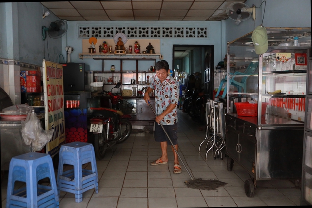 Chật vật chống chọi nắng n&oacute;ng, người d&acirc;n TP.HCM chờ cơn 'mưa v&agrave;ng' giải nhiệt- Ảnh 4.