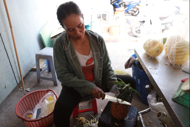 Chật vật chống chọi nắng n&oacute;ng, người d&acirc;n TP.HCM chờ cơn 'mưa v&agrave;ng' giải nhiệt- Ảnh 3.