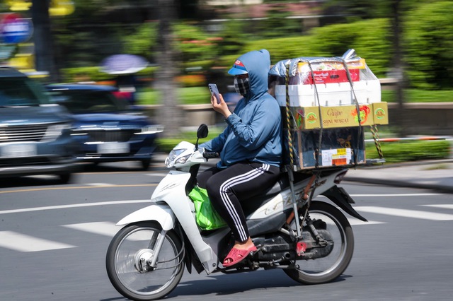 Shipper, tài xế công nghệ dễ bị CSGT TP.HCM thổi phạt vì những lỗi ít ai ngờ - Ảnh 1.