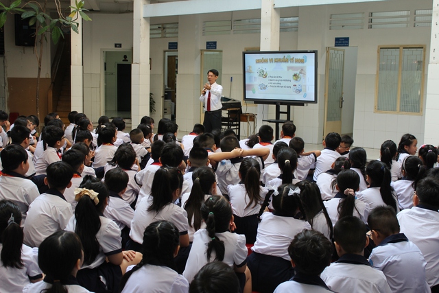 B&aacute;c sĩ dặn học sinh 5 điều cần l&agrave;m trước khi ăn, tr&aacute;nh ngộ độc thực phẩm - Ảnh 4.