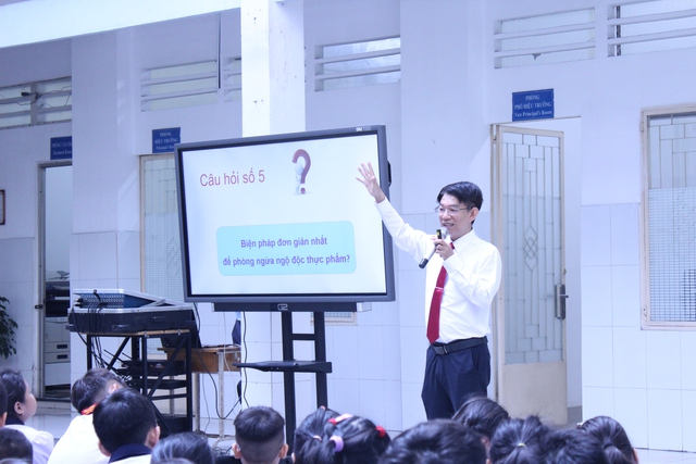 B&aacute;c sĩ dặn học sinh 5 điều cần l&agrave;m trước khi ăn, tr&aacute;nh ngộ độc thực phẩm - Ảnh 3.