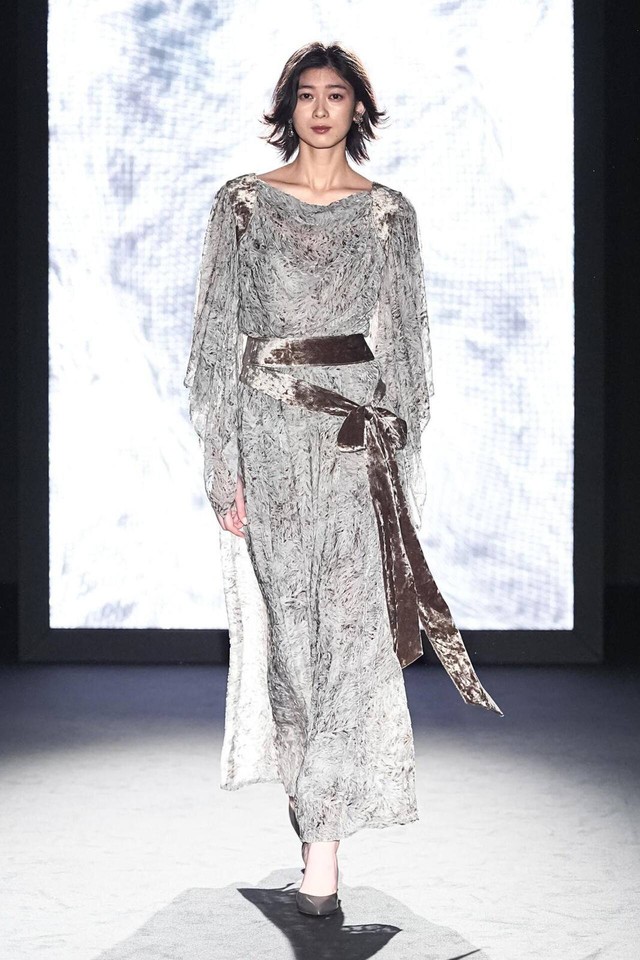 Màu chì 'phát sáng' - ít nhưng đắt, giúp nàng công sở tỏa sáng mỗi ngày- Ảnh 1. Màu chì 'phát sáng' - ít nhưng đắt, giúp nàng công sở tỏa sáng mỗi ngày- Ảnh 1.