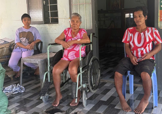 Cụ ông nhặt ve chai nuôi cả gia đình bệnh tật- Ảnh 3. Cụ ông nhặt ve chai nuôi cả gia đình bệnh tật- Ảnh 3.