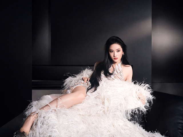 Lưu Diệc Phi khoe sắc vóc quyến rũ trong thiết kế của Lê Thanh Hòa- Ảnh 3. Lưu Diệc Phi khoe sắc vóc quyến rũ trong thiết kế của Lê Thanh Hòa- Ảnh 3.