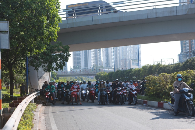 Chật vật chống chọi nắng n&oacute;ng, người d&acirc;n TP.HCM chờ cơn 'mưa v&agrave;ng' giải nhiệt- Ảnh 6.