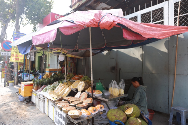 Chật vật chống chọi nắng n&oacute;ng, người d&acirc;n TP.HCM chờ cơn 'mưa v&agrave;ng' giải nhiệt- Ảnh 2.