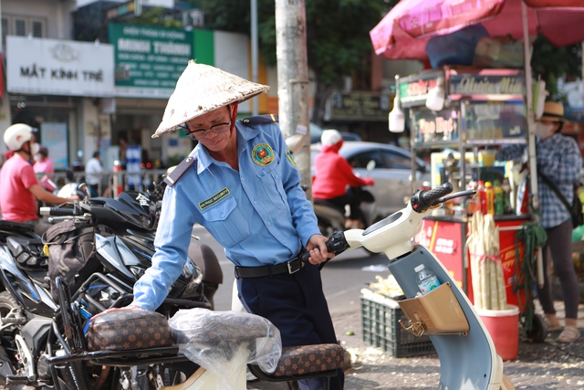 Chật vật chống chọi nắng n&oacute;ng, người d&acirc;n TP.HCM chờ cơn 'mưa v&agrave;ng' giải nhiệt- Ảnh 5.