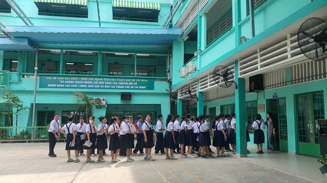 Th&ecirc;m trường THCS ở phường Gia Định, TP.HCM tạm dừng ăn b&aacute;n tr&uacute; v&igrave; lo thực phẩm - Ảnh 1.