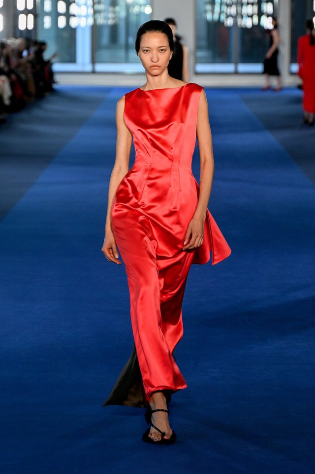 Mẹo phối kết với lụa để có những outfit khuấy động mùa hè - Ảnh 1.