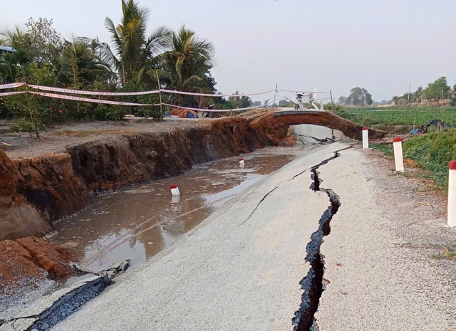 Sạt lở đường ven s&ocirc;ng ở T&acirc;y Ninh, giao th&ocirc;ng bị chia cắt- Ảnh 1.