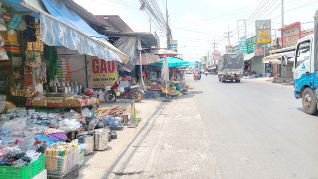 Bu&ocirc;n b&aacute;n tr&agrave;n ra lề, l&ograve;ng đường- Ảnh 1.