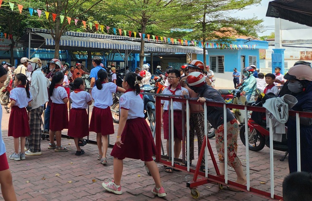 H&agrave;ng ng&agrave;n học sinh TP.HCM tạm dừng ăn b&aacute;n tr&uacute; v&igrave; lo an to&agrave;n thực phẩm - Ảnh 1.