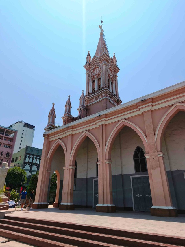 Nhà thờ Con Gà - biểu tượng hồng giữa lòng Đà Nẵng- Ảnh 2. Nhà thờ Con Gà - biểu tượng hồng giữa lòng Đà Nẵng- Ảnh 2.