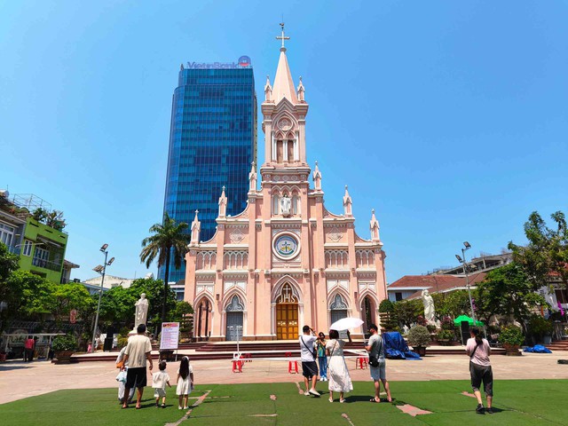 Nhà thờ Con Gà - biểu tượng hồng giữa lòng Đà Nẵng- Ảnh 3. Nhà thờ Con Gà - biểu tượng hồng giữa lòng Đà Nẵng- Ảnh 3.