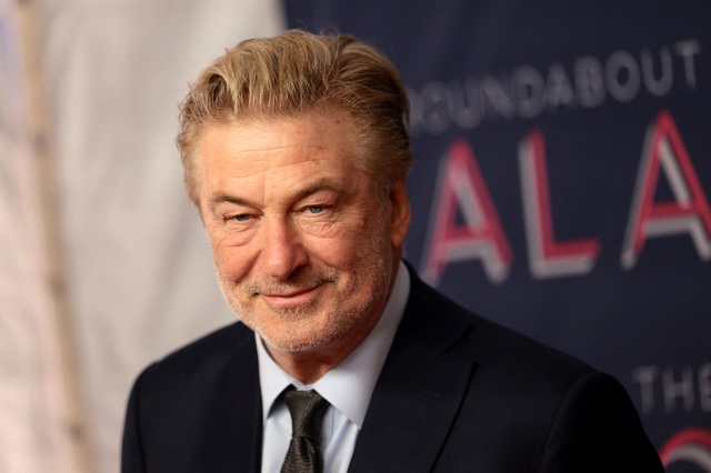 Alec Baldwin muốn nghỉ hưu sau vụ vô ý bắn chết người trên phim trường - Ảnh 1.