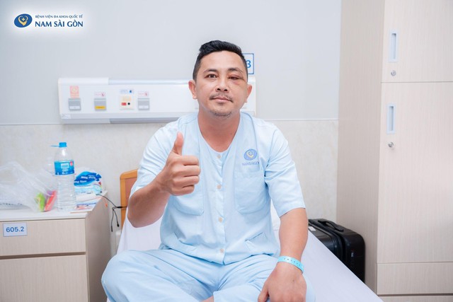 4 giờ nghẹt thở dưới k&iacute;nh vi phẫu giải cứu đ&ocirc;i mắt bị khối u ch&egrave;n &eacute;p - Ảnh 3.