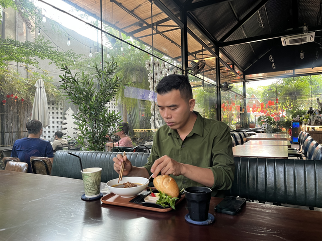 Bữa ăn của người trẻ: Chi 50.000 đồng ăn sáng rồi nhịn luôn bữa trưa, vì sao? - Ảnh 1. Bữa ăn của người trẻ: Chi 50.000 đồng ăn sáng rồi nhịn luôn bữa trưa, vì sao? - Ảnh 1.