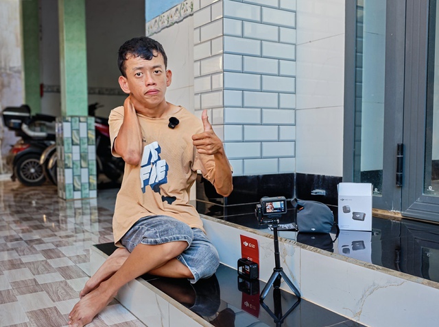 Lan tỏa trên mạng xã hội: Nghị lực của chàng trai khuyết tật - Ảnh 1.