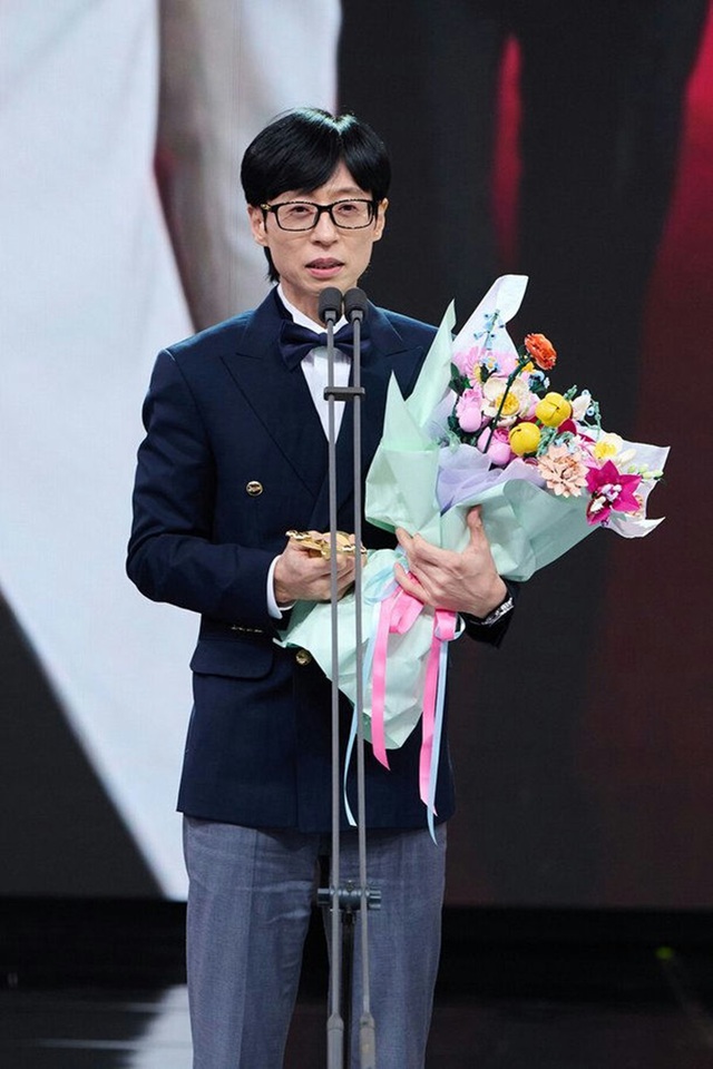 Kh&aacute;n giả sốc khi 'MC quốc d&acirc;n' Yoo Jae Suk trượt đề cử Baeksang lần 62 - Ảnh 2.