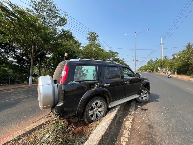 Bắt giữ 2 thanh ni&ecirc;n trộm &ocirc; t&ocirc; Ford Everest g&acirc;y tai nạn li&ecirc;n ho&agrave;n  - Ảnh 1.