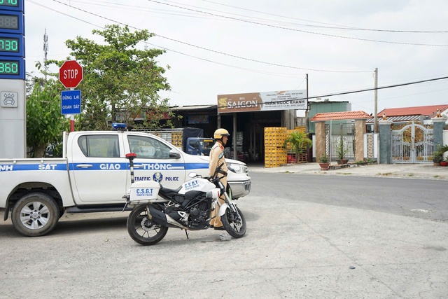 Hình nộm cảnh sát giao thông bắn tốc độ trên quốc lộ n 2: Hiệu quả bất ngờ tại Tây Ninh - Ảnh 3. Hình nộm cảnh sát giao thông bắn tốc độ trên quốc lộ n 2: Hiệu quả bất ngờ tại Tây Ninh - Ảnh 3.