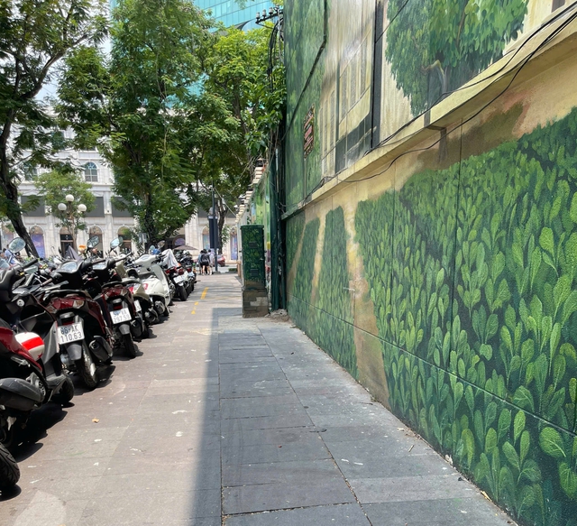 Chọn bãi gửi xe hay chọn bích họa giữa trung tâm TP.HCM?- Ảnh 2. Chọn bãi gửi xe hay chọn bích họa giữa trung tâm TP.HCM?- Ảnh 2.