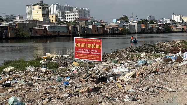 C&oacute; đất trống l&agrave;... r&aacute;c xuất hiện- Ảnh 1.