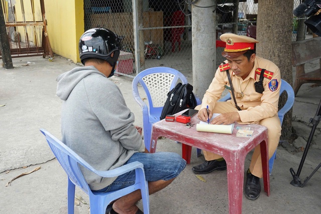 Hình nộm cảnh sát giao thông bắn tốc độ trên quốc lộ n 2: Hiệu quả bất ngờ tại Tây Ninh - Ảnh 4. Hình nộm cảnh sát giao thông bắn tốc độ trên quốc lộ n 2: Hiệu quả bất ngờ tại Tây Ninh - Ảnh 4.