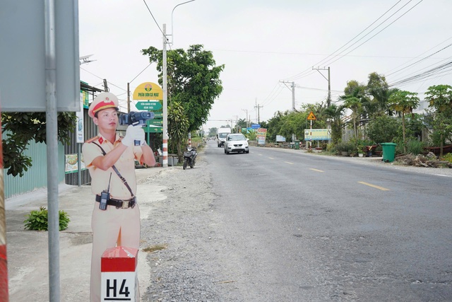 Hình nộm cảnh sát giao thông bắn tốc độ trên quốc lộ n 2: Hiệu quả bất ngờ tại Tây Ninh - Ảnh 2. Hình nộm cảnh sát giao thông bắn tốc độ trên quốc lộ n 2: Hiệu quả bất ngờ tại Tây Ninh - Ảnh 2.