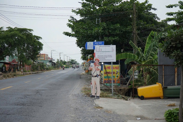 Hình nộm cảnh sát giao thông bắn tốc độ trên quốc lộ n 2: Hiệu quả bất ngờ tại Tây Ninh - Ảnh 1. Hình nộm cảnh sát giao thông bắn tốc độ trên quốc lộ n 2: Hiệu quả bất ngờ tại Tây Ninh - Ảnh 1.