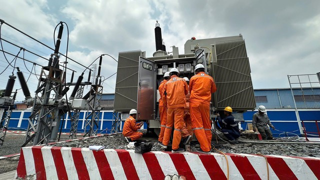 Chiếc đèn treo ngược và nỗi sợ 'hút người' của bà - Ảnh 1.