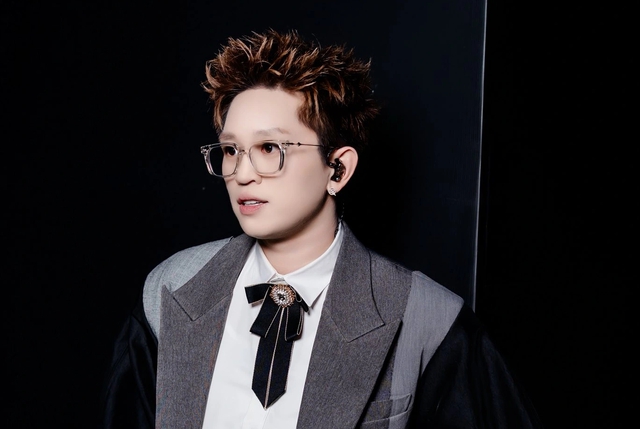 Rapper B Ray tiếp tục bị chỉ trích vì rap phản cảm
- Ảnh 2. Rapper B Ray tiếp tục bị chỉ trích vì rap phản cảm
- Ảnh 2.