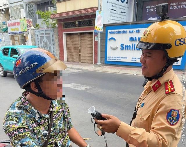 CSGT TP.HCM kiểm tra nồng độ cồn ban ngày, nhiều người ngỡ ngàng - Ảnh 2.