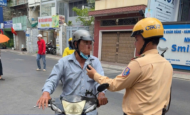 CSGT TP.HCM kiểm tra nồng độ cồn ban ngày, nhiều người ngỡ ngàng - Ảnh 1.