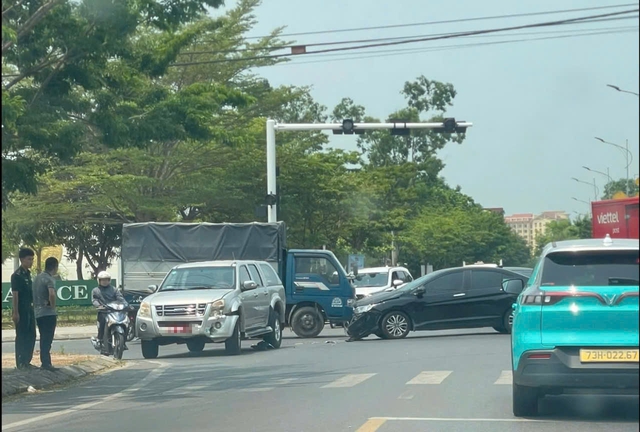 Đ&egrave;n t&iacute;n hiệu hỏng h&agrave;ng loạt, giao th&ocirc;ng ở Đồng Hới rối loạn - Ảnh 6.