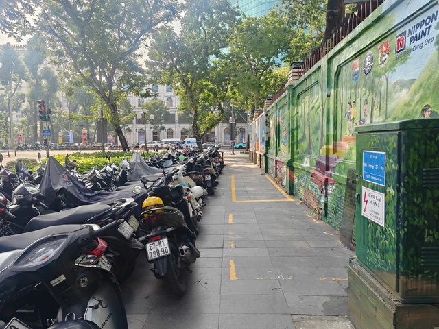 Chọn bãi gửi xe hay chọn bích họa giữa trung tâm TP.HCM?- Ảnh 1. Chọn bãi gửi xe hay chọn bích họa giữa trung tâm TP.HCM?- Ảnh 1.