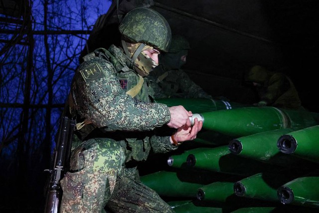 Chiến sự Ukraine ng&agrave;y 1.511: Nga c&ograve;n v&agrave;i km kiểm so&aacute;t trọn Donbass - Ảnh 1.