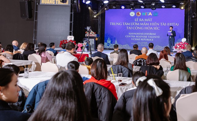 Kỷ lục gia thế giới Nguyễn Ph&ugrave;ng Phong đưa 'Ươm mầm hiền t&agrave;i" đến CH S&eacute;c - Ảnh 2.