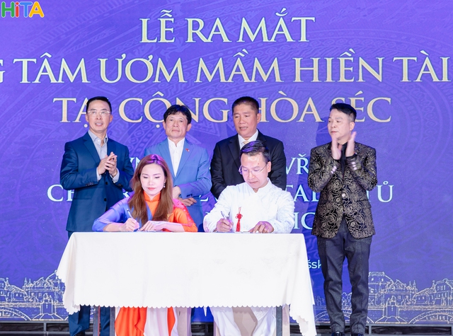 Kỷ lục gia thế giới Nguyễn Ph&ugrave;ng Phong đưa 'Ươm mầm hiền t&agrave;i" đến CH S&eacute;c - Ảnh 4.