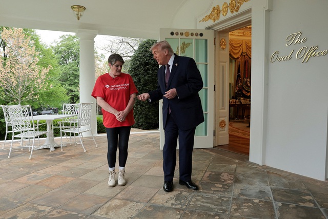 Ông Trump boa 100 USD cho người giao đồ ăn McDonald's đến Phòng Bầu dục - Ảnh 1.