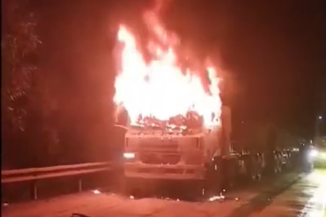 Xe đầu k&eacute;o bốc ch&aacute;y dữ dội tr&ecirc;n QL12A trong đ&ecirc;m, cabin bị thi&ecirc;u rụi - Ảnh 1.