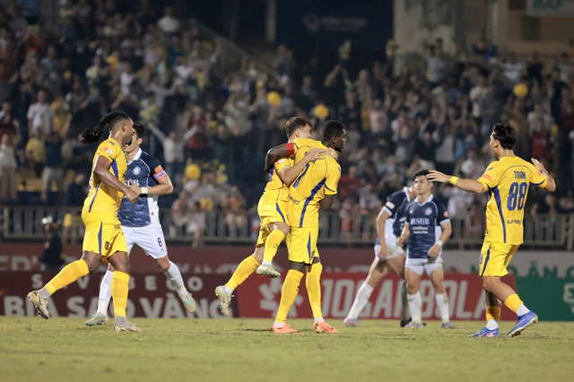 HLV Văn Sỹ Sơn tự h&agrave;o SLNA: Tại sao chọn cột mốc 28 điểm để trụ hạng? - Ảnh 2.