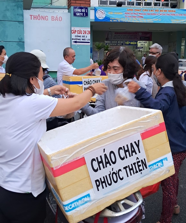 10 năm ph&aacute;t ch&aacute;o chay cho người bệnh kh&oacute; khăn- Ảnh 1.