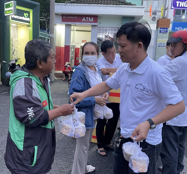 10 năm ph&aacute;t ch&aacute;o chay cho người bệnh kh&oacute; khăn- Ảnh 3.