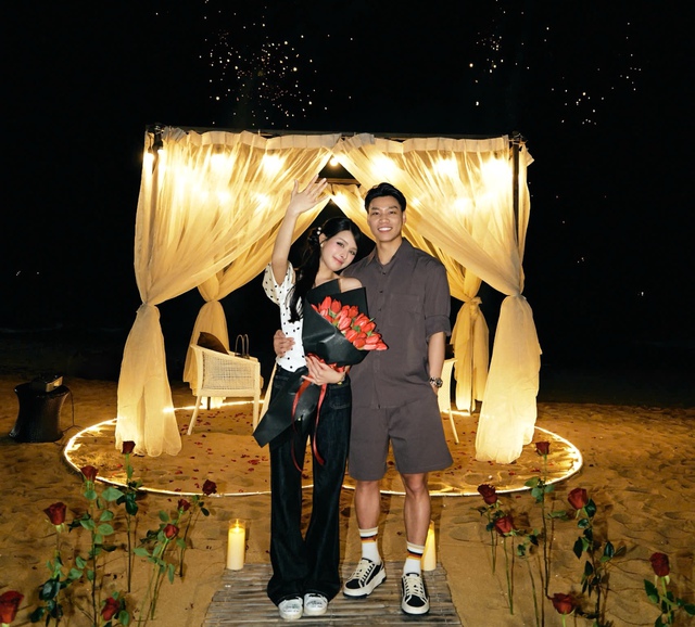 Ngay ngày sinh nhật, Văn Thanh bất ngờ khoe ảnh cầu hôn bạn gái: Quá lãng mạn!- Ảnh 2. Ngay ngày sinh nhật, Văn Thanh bất ngờ khoe ảnh cầu hôn bạn gái: Quá lãng mạn!- Ảnh 2.