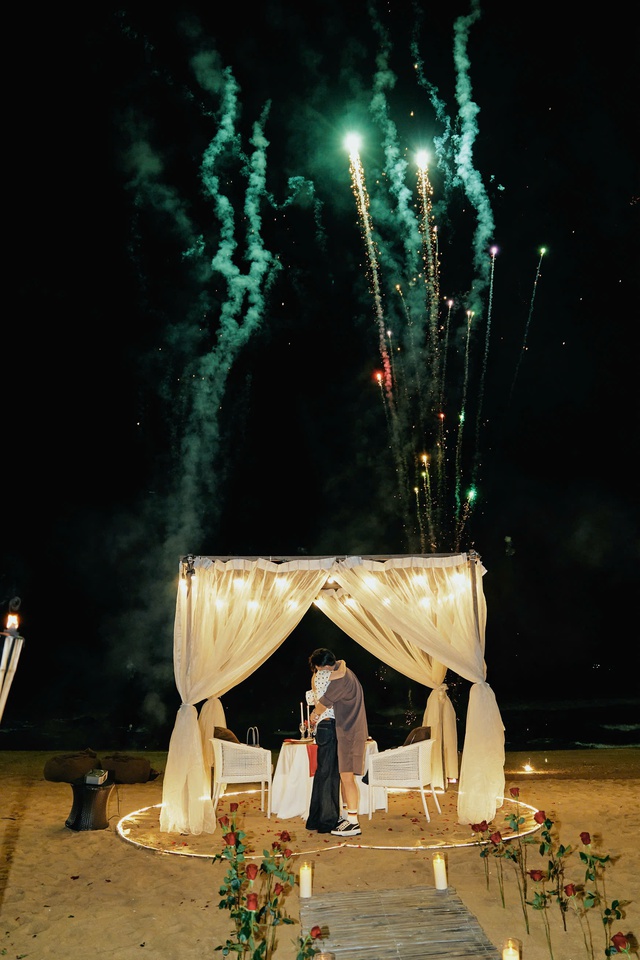 Ngay ngày sinh nhật, Văn Thanh bất ngờ khoe ảnh cầu hôn bạn gái: Quá lãng mạn!- Ảnh 3. Ngay ngày sinh nhật, Văn Thanh bất ngờ khoe ảnh cầu hôn bạn gái: Quá lãng mạn!- Ảnh 3.