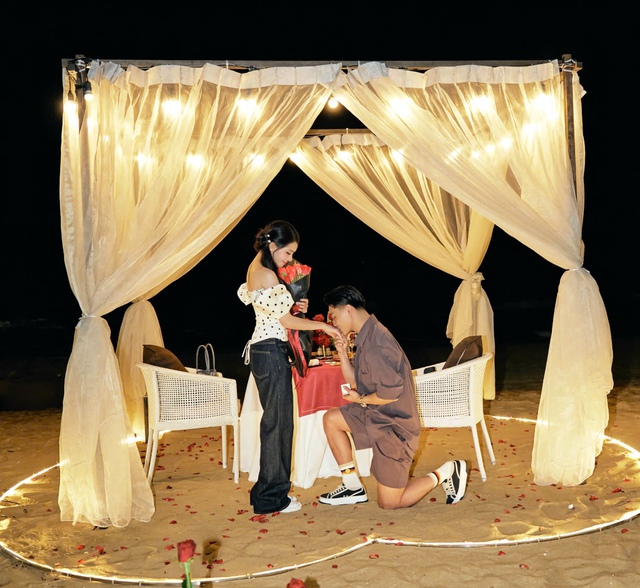 Ngay ngày sinh nhật, Văn Thanh bất ngờ khoe ảnh cầu hôn bạn gái: Quá lãng mạn!- Ảnh 1. Ngay ngày sinh nhật, Văn Thanh bất ngờ khoe ảnh cầu hôn bạn gái: Quá lãng mạn!- Ảnh 1.